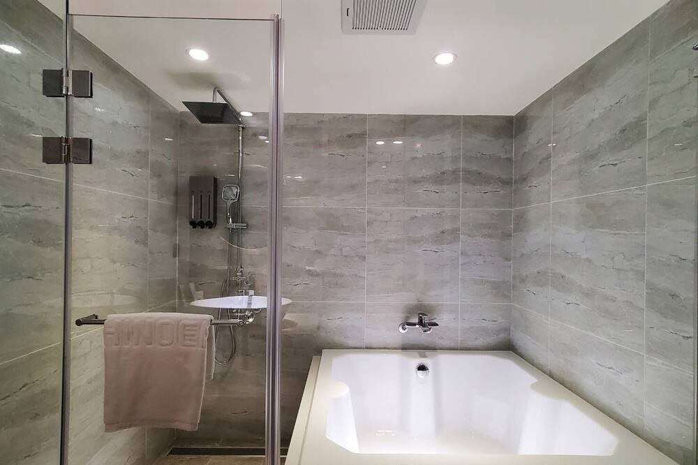 Photo of Bathroom in Zhongzheng