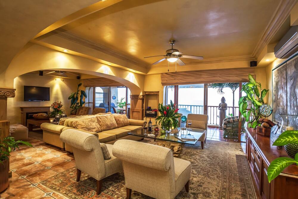Photo of Livingroom in South Shore Hotel Area