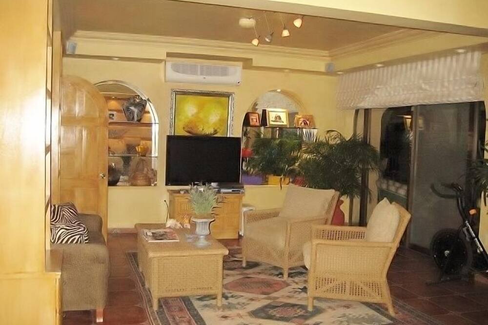Photo of Livingroom in South Shore Hotel Area