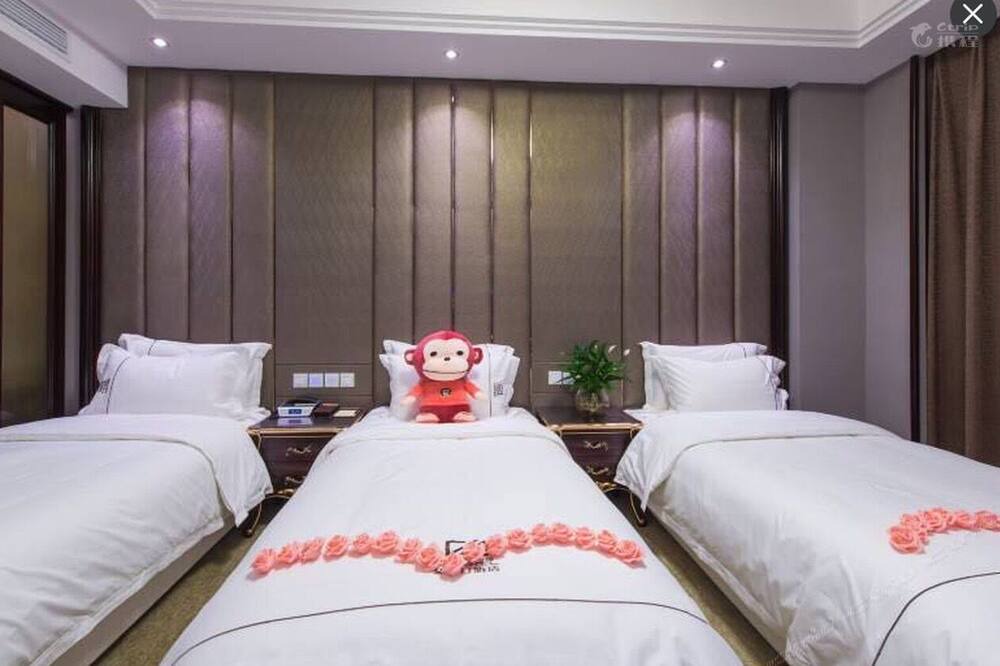 Photo of Bedroom in Mingsha Mountain and Crescent Spring