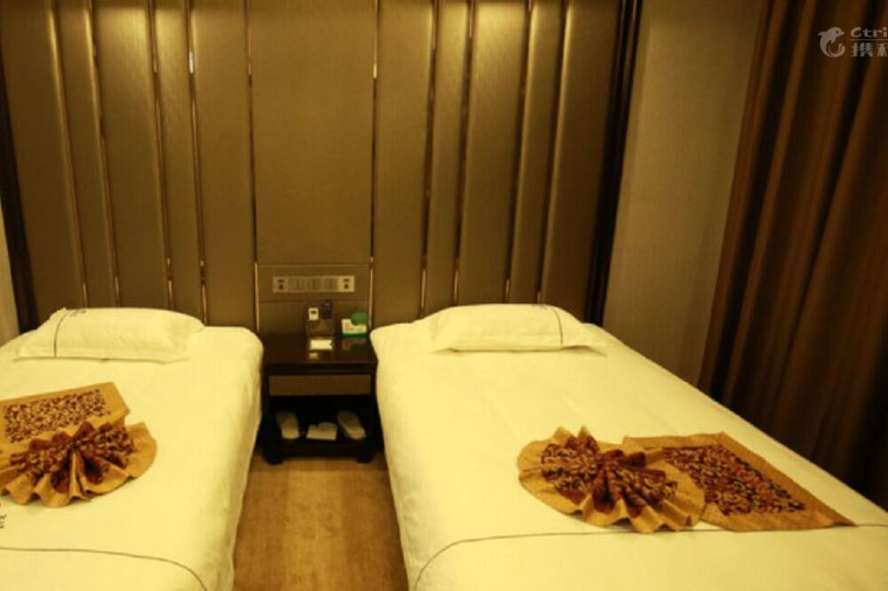 Photo of Bedroom in Mingsha Mountain and Crescent Spring