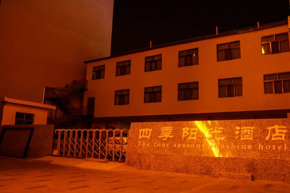 Photo of Outdoor in Mingsha Mountain and Crescent Spring