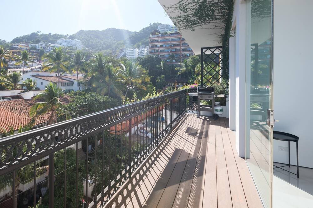 Photo of Outdoor in Romantic Zone