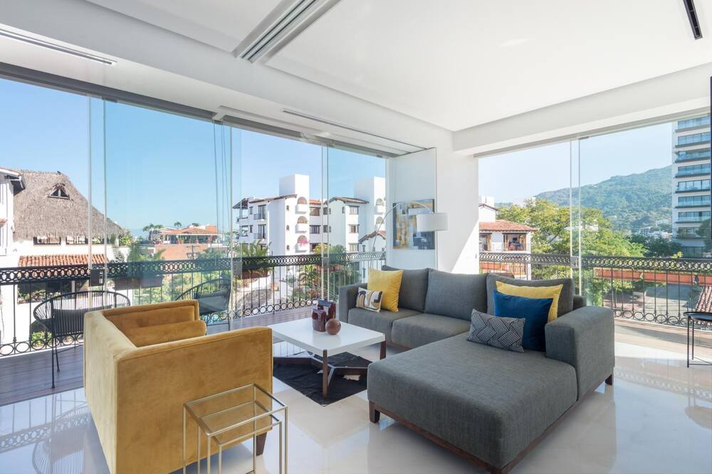 Photo of Livingroom in Romantic Zone