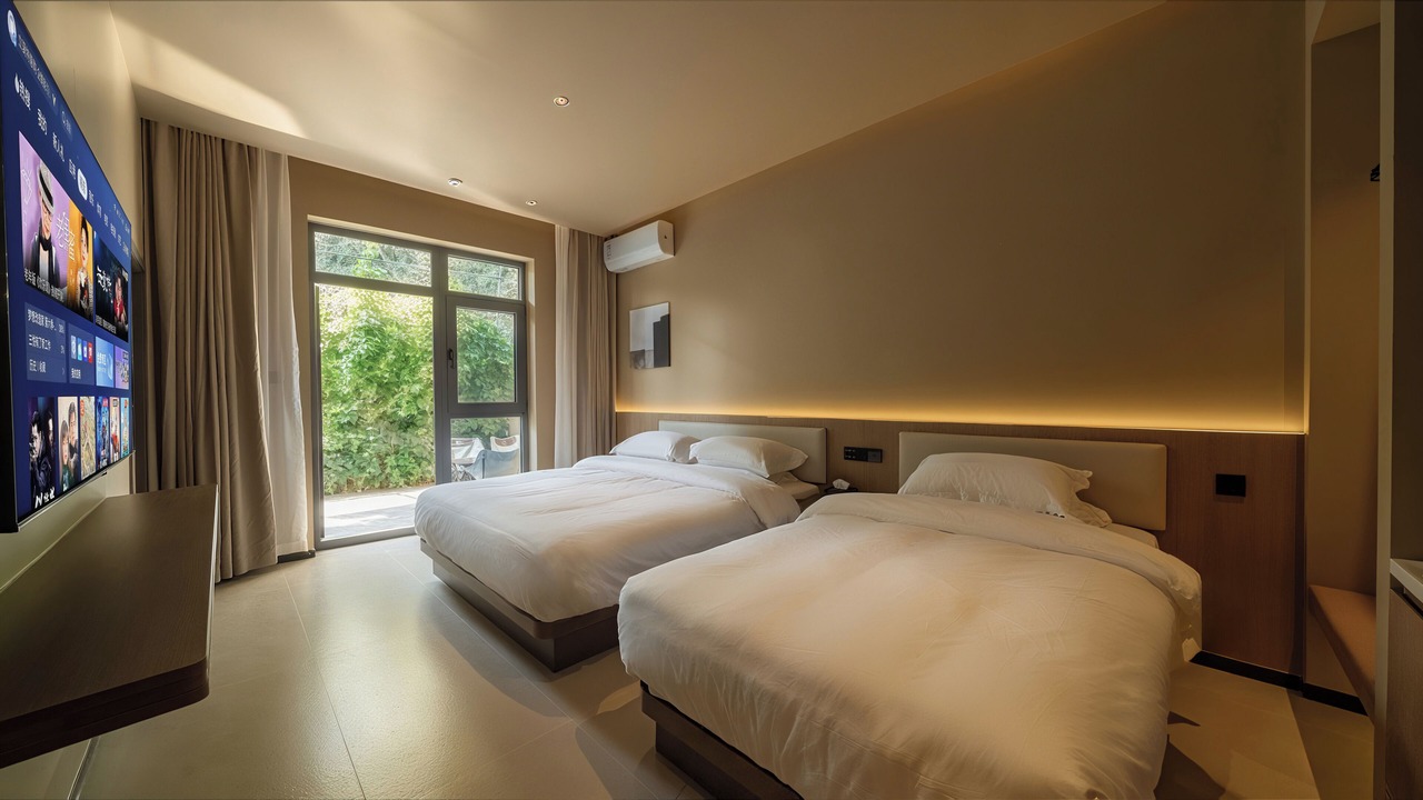 Photo of Bedroom in Mingsha Mountain and Crescent Spring