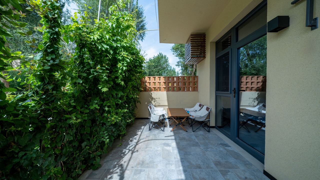 Photo of Patio Balcony in Mingsha Mountain and Crescent Spring