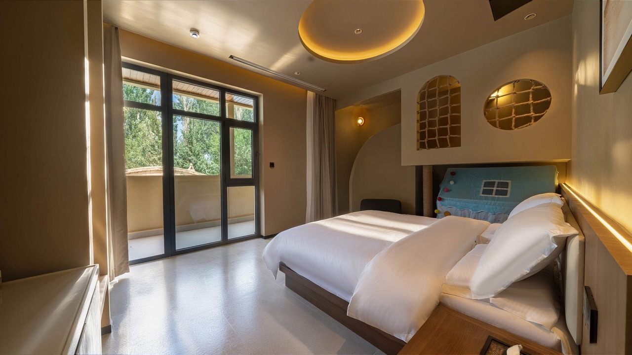 Photo of Bedroom in Mingsha Mountain and Crescent Spring