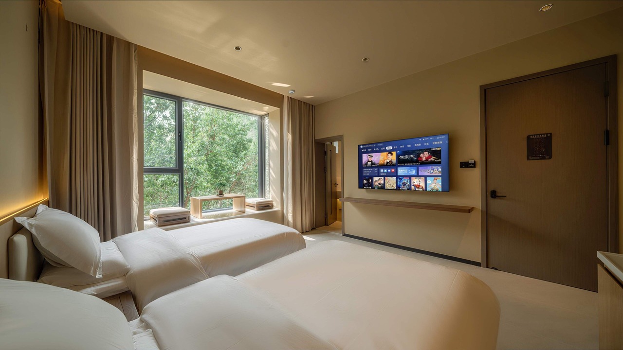 Photo of Bedroom in Mingsha Mountain and Crescent Spring