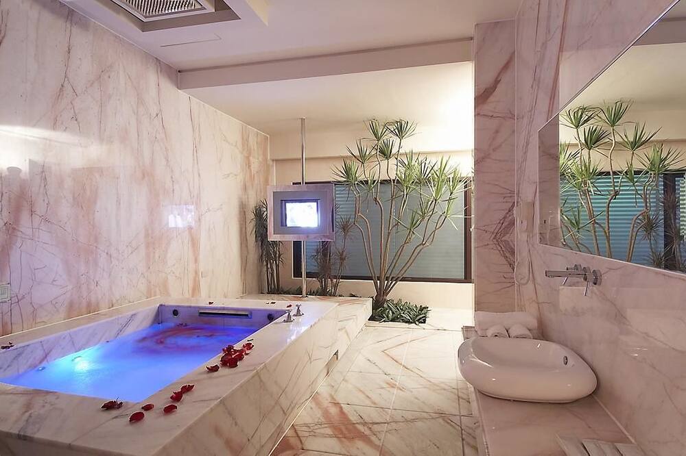 Photo of Bathroom in Pitou