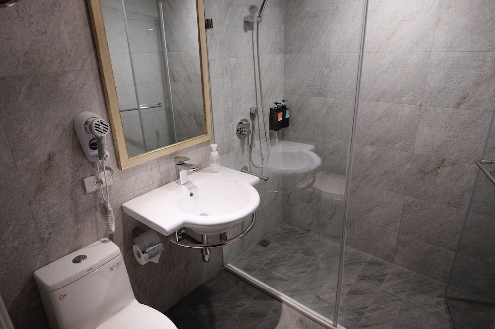 Photo of Bathroom in Central District
