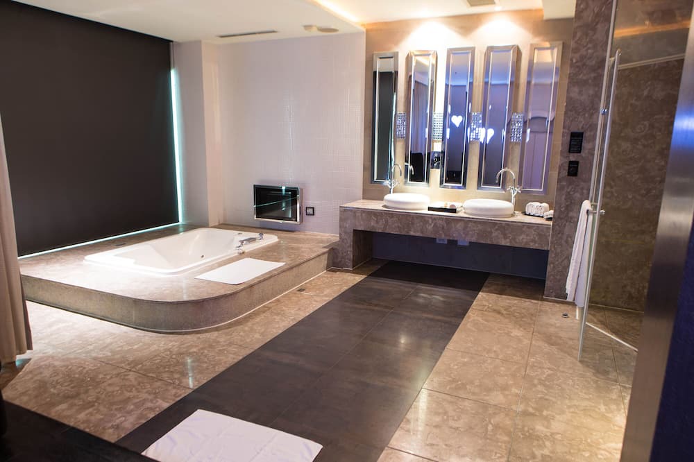 Photo of Bathroom in Lingya District