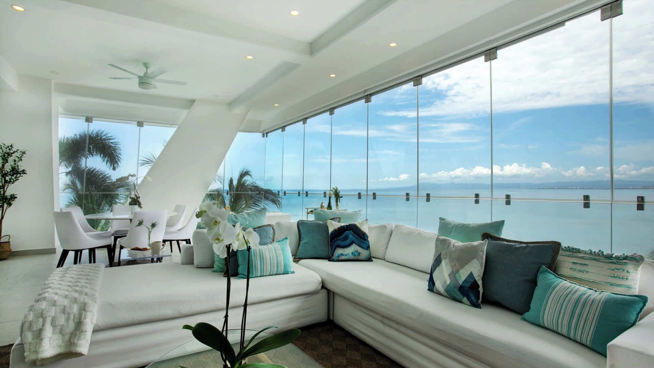 Photo of Livingroom in South Shore Hotel Area