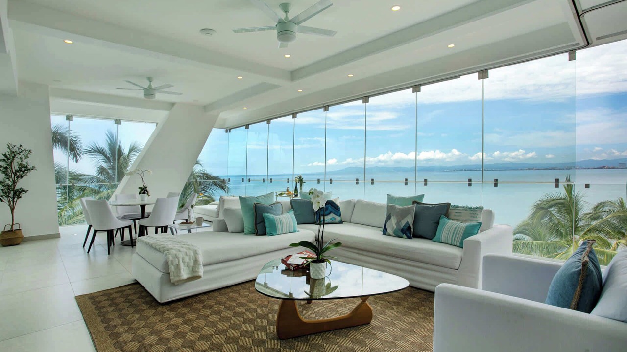 Photo of Livingroom in South Shore Hotel Area