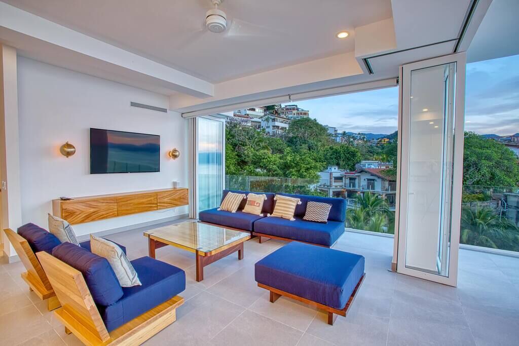 Photo of Livingroom in South Shore Hotel Area