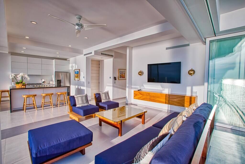 Photo of Livingroom in South Shore Hotel Area