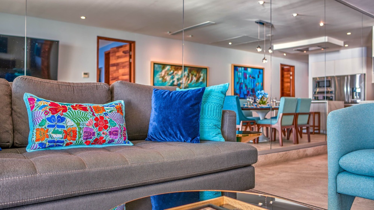 Photo of Livingroom in South Shore Hotel Area