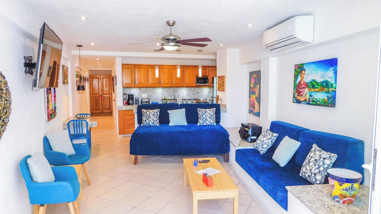 Photo of Livingroom in South Shore Hotel Area
