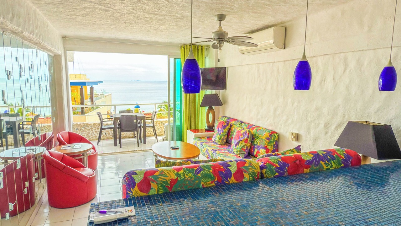 Photo of Livingroom in South Shore Hotel Area