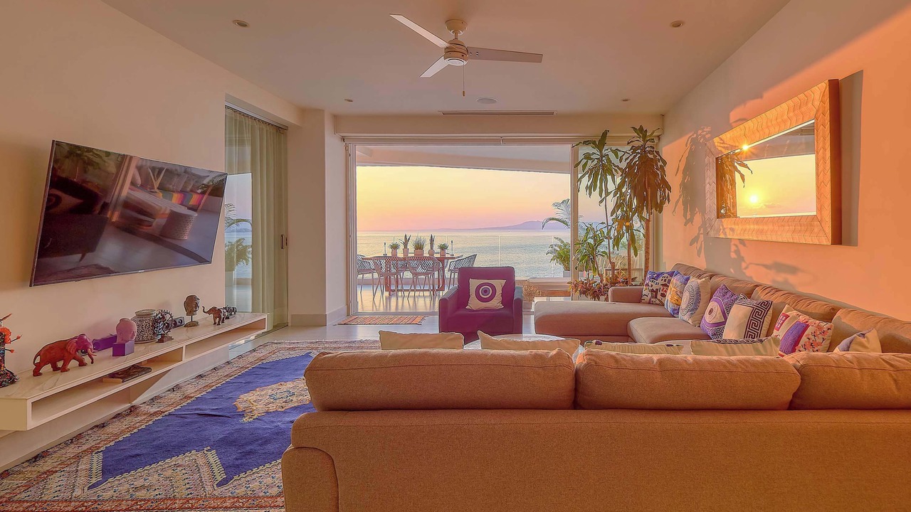 Photo of Livingroom in South Shore Hotel Area