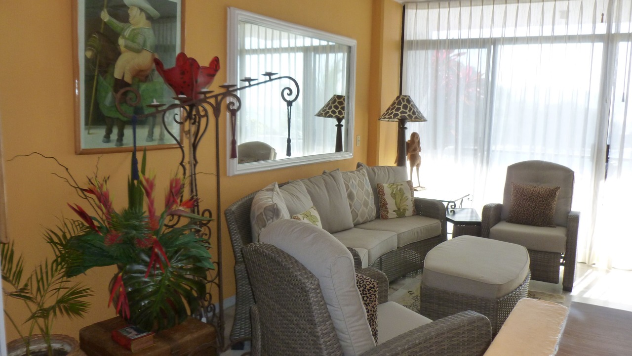 Photo of Livingroom in South Shore Hotel Area