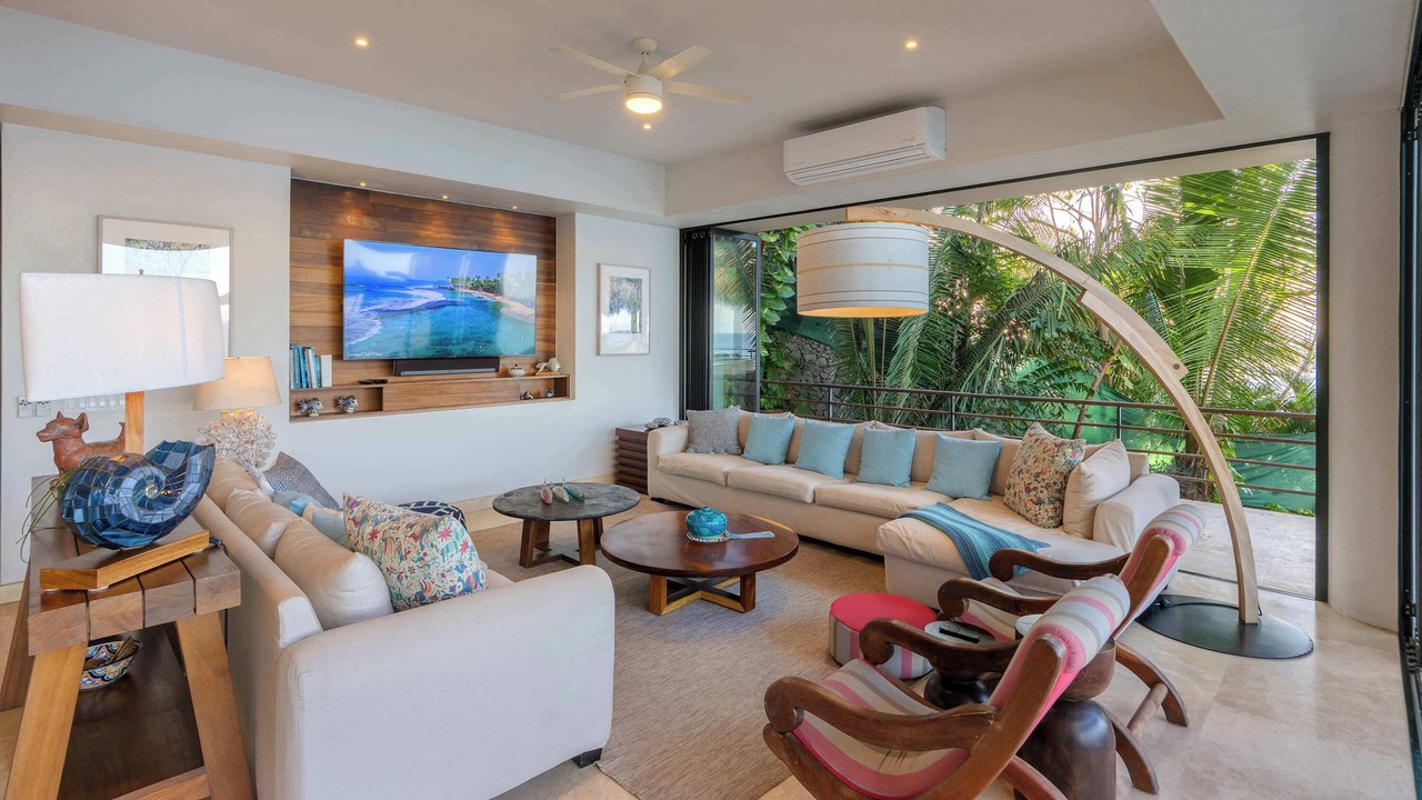 Photo of Livingroom in South Shore Hotel Area