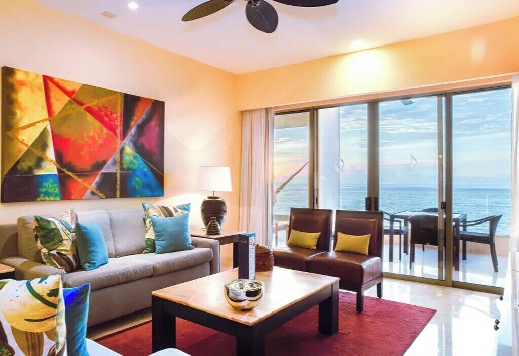 Photo of Livingroom in South Shore Hotel Area