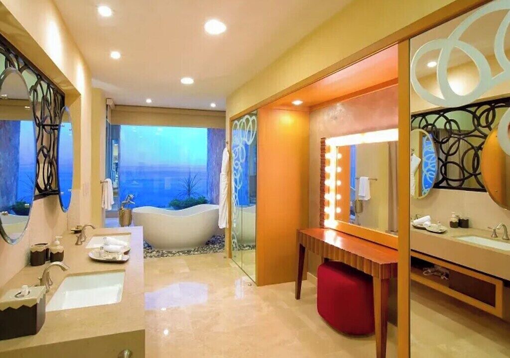 Photo of Bathroom in South Shore Hotel Area