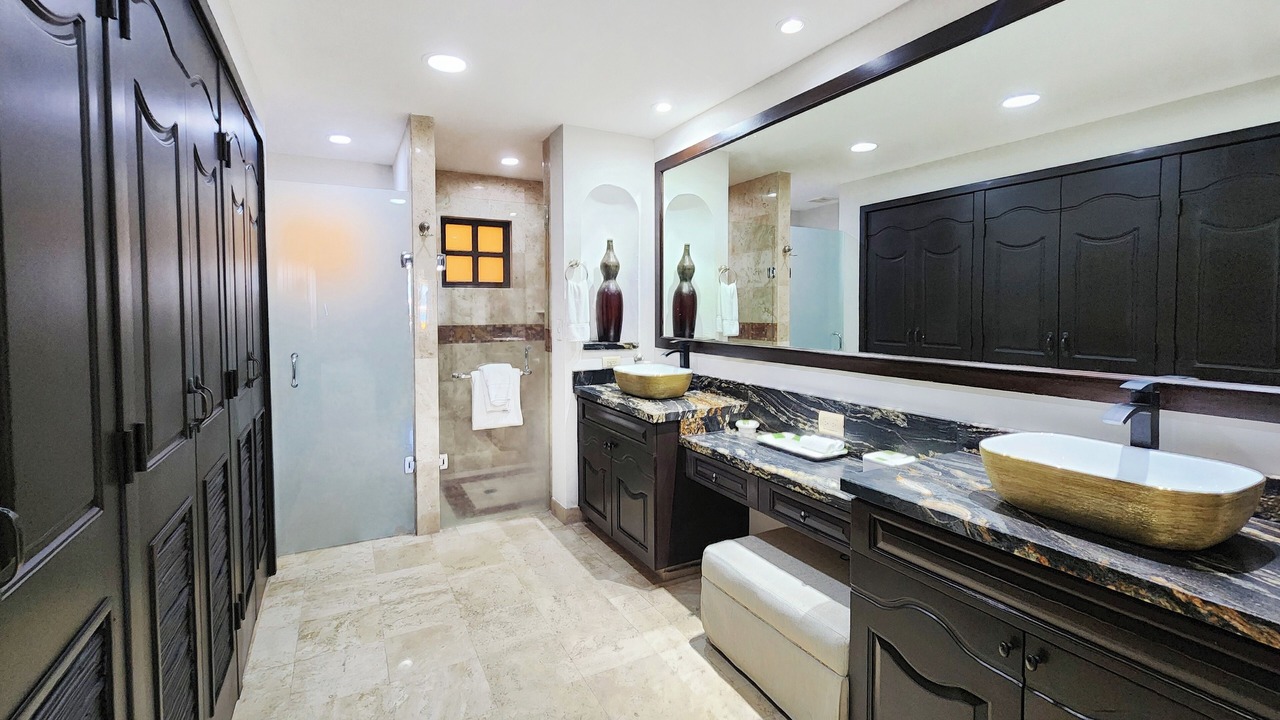 Photo of Bathroom in Flamingos
