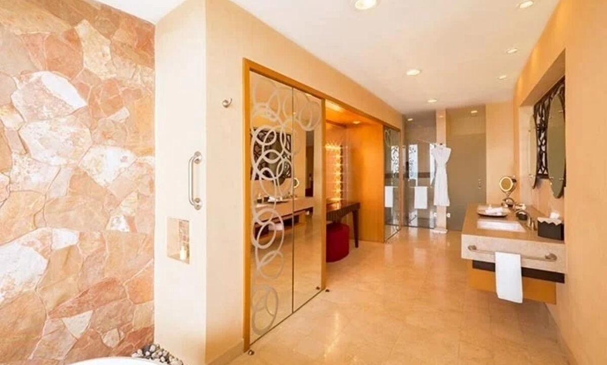 Photo of Bathroom in South Shore Hotel Area