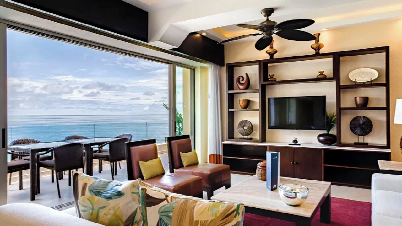 Photo of Livingroom in South Shore Hotel Area