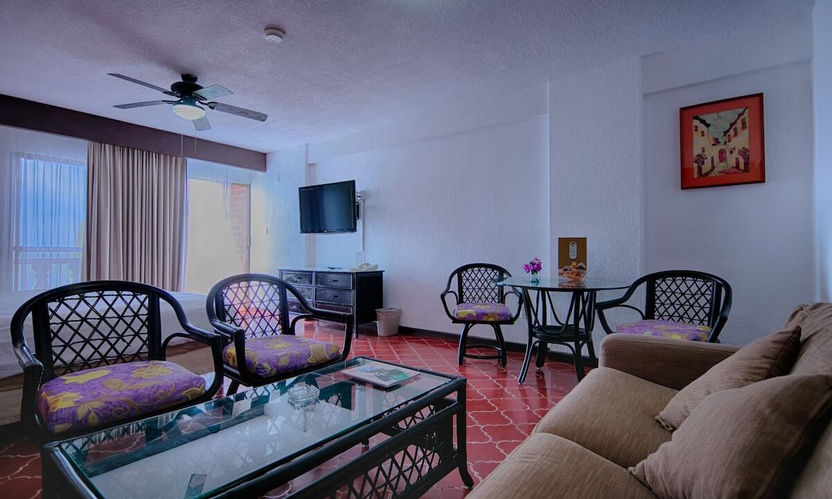 Photo of Livingroom in South Shore Hotel Area