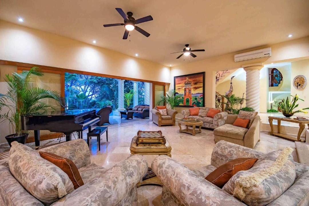Photo of Livingroom in South Shore Hotel Area