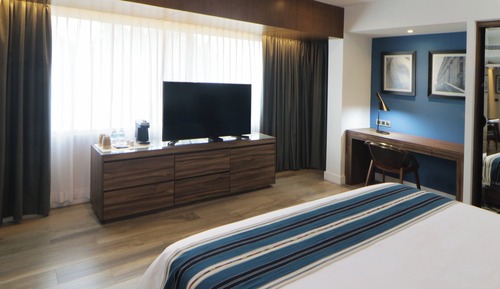Room, 1 King Bed, Corner