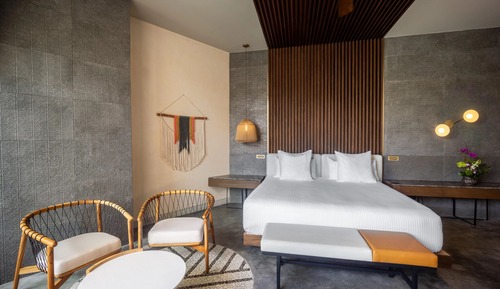 Junior Suite, 1 King Bed (Tropical View)