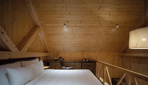 DELUXE FAMILY ROOM