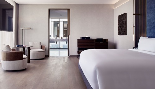 Deluxe Room, 1 King Bed, City View (Corner)