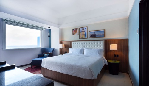 Studio, 1 King Bed, Refrigerator (Wet bar)