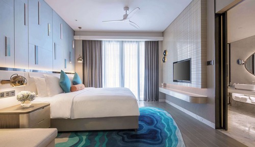 Deluxe Room, 1 King Bed, Non Smoking, Harbor View