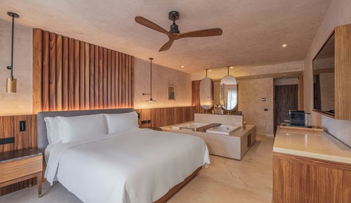 Standard Room, 1 King Bed, Balcony (Guest Room)