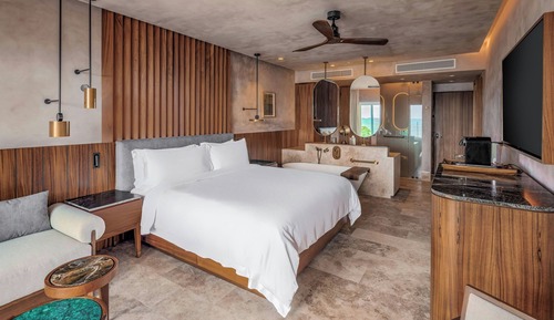 Deluxe Room, 1 King Bed, Balcony, Oceanfront (Guest Room)