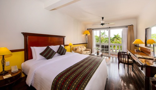 Deluxe Room, 1 King Bed, Pool View