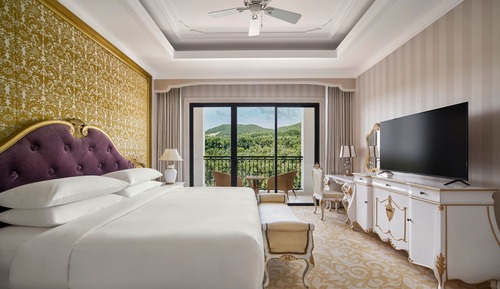 Executive Suite, 1 King Bed, Garden View (Balcony)