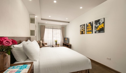 Superior Studio, 1 King Bed, Bathtub, Courtyard View