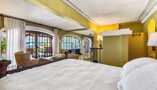 Larger Deluxe Suite, Ocean View with Bathtub