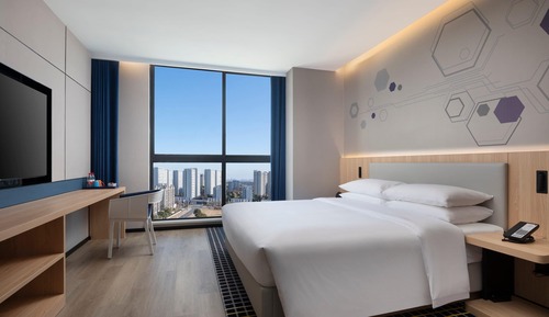 Comfort Room, 1 King Bed, Non Smoking (Hollywood)