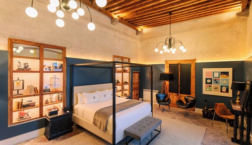 Deluxe Suite, 1 King Bed, Private Bathroom, Garden View