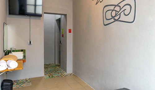 Private room with a double bed. Siqueriros