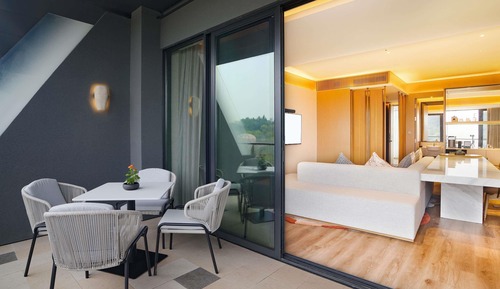 MGALLERY EXECUTIVE SUITE, M Club Access,1 King Size Bed, Waterfall View, Butler