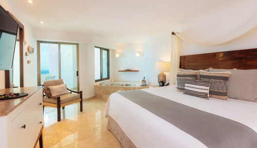 Spa Oceanfront Suite with Jacuzzi