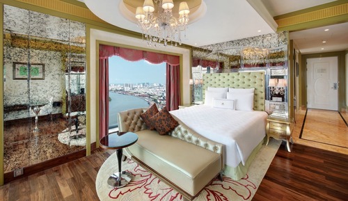 Grand Deluxe King, Free Minibar, City or River View